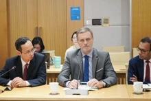 El embajador de Francia en Vietnam, Olivier Brochet (centro), habla en la reunión con la delegación del Grupo Francés de Electricidad y el Ministerio de Ciencia y Tecnología de Vietnam. (Foto: most.gov.vn)