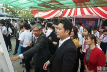 El fotógrafo Ong Van Sinh presenta sus obras a estudiantes y residentes de la comuna de Hoa Bac, distrito de Hoa Vang, ciudad de Da Nang.