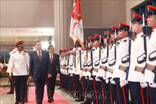 El secretario general del Partido Comunista de Vietnam (PCV), To Lam, fue recibido por el primer ministro de Singapur, Lawrence Wong, en el marco de la visita oficial del líder partidista vvietnamita al país insular. (Fuente: VNA)