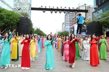 El Festival del Ao Dai (traje tradicional vietnamita) de Ciudad Ho Chi Minh ha florecido durante más de una década. (Foto: VNA)