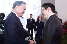 El primer ministro de Singapur y secretario general del gobernante Partido de Acción Popular (PAP), Lawrence Wong, recibe al secretario general del PCV, To Lam. 