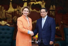 El primer ministro de Vietnam, Pham Minh Chinh, recibe a Nicola Beer, vicepresidenta del BEI. (Foto: VNA)