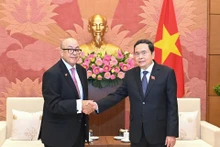 El presidente de la ANV, Tran Thanh Man (Derecha), recibe al secretario general de la Cámara de Representantes de Marruecos y presidente de la Asociación Mundial de Secretarios Generales de los Parlamentos, Najib El Khadi. 