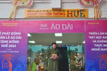En la inauguración de la Semana Comunitaria de Ao dai Hue 2024 (Foto: VNA)