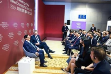 El primer ministro de Vietnam, Pham Minh Chinh, conversa con la comunidad de empresas de innovación y emprendedoras del FEM. (Foto: VNA)