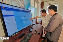 Las actividades de los barcos pesqueros en el mar equipados con dispositivos de seguimiento son monitoreadas en el Departamento de Pesca Provincial de Ninh Thuan. (Foto: VNA)