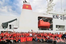 Reporteros y periodistas vietnamitas visitan el distrito insular de Truong Sa