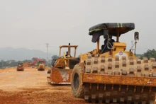 El contratista Cienco 8 acelera la construcción de la carretera que conecta la ruta interregional con el parque industrial de Cam Khe. (Foto: baophutho.vn)