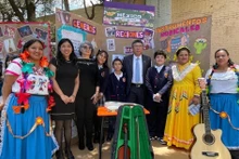 El embajador Nguyen Van Hai visita la Escuela Primaria República Socialista de Vietnam en México. (Foto; VNA)