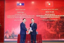 El secretario del Comité Central del PCV y jefe de su Oficina, Le Hoai Trung (derecha), y su similar del PPRL, Thongsalith Mangnomek. (Foto: VNA)
