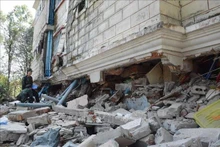 Los socorristas se acercaron al lugar de las zonas residenciales afectadas por el terremoto en la la capital de Myanmar, Naypyidaw. (Foto: VNA)