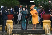 [Foto] Cónyuge del presidente de Vietnam y reina de Bélgica visitan zona de reliquias del Presidente Ho Chi Minh