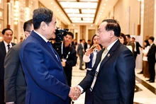 El presidente de la Asamblea Nacional, Tran Thanh Man, sostiene un encuentro con el jefe de la Comisión de Asuntos Exteriores de la Asamblea Nacional de Laos, Sanya Praseuth. (Foto: VNA)