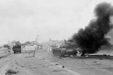 En el camino a Saigón, las tropas vietnamitas destruyen muchos tanques y vehículos blindados enemigos. (Foto: VNA)