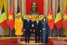 El presidente Luong Cuong y su esposa posan juntos al rey Felipe y la reina Matilde de Bélgica. (Fotografía: Nhan Dan)
