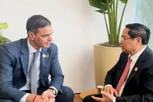 El primer ministro Pham Minh Chinh (derecha) se reúne con el presidente del Gobierno español, Pedro Sánchez, en el marco de la Cumbre del G20 en Brasil en 2024. (Foto: VGP)
