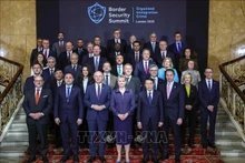 Los delegados a la Conferencia se toman fotografías de recuerdo en Lancaster House en Londres. (Foto: VNA)