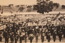 El pueblo de Da Lat organiza un mitín para celebrar la liberación de la ciudad el 3 de abril de 1975. (Foto: Periódico Ejército Popular)