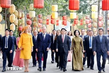 El presidente de Vietnam, Luong Cuong, y el rey Felipe de Bélgica en la Ciudadela Imperial de Thang Long. (Foto: VNA)