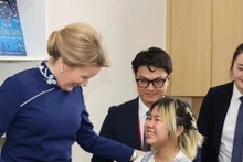 La reina Matilde visita al Hospital Nacional de Pediatría en Hanói. (Foto: VNA)