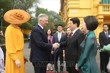 El presidente de Vietnam, Luong Cuong, acompañado de su esposa, preside la ceremonia oficial de bienvenida al rey Felipe de Bélgica y a su esposa, la reina Mathilde. (Foto: VNA)
