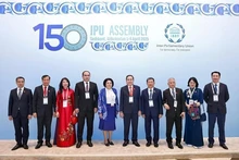 El presidente de la Asamblea Nacional, Tran Thanh Man (sexto desde la izquierda), y otros delegados en la ceremonia inaugural de la IPU-150 en Tashkent, Uzbekistán, la tarde del 5 de abril. (Foto: VNA)