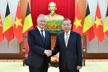 El secretario general del PCV, To Lam, recibe al rey Felipe de Bélgica.