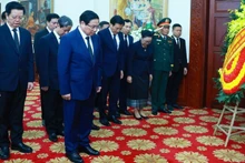 El primer ministro Pham Minh Chinh rinde homenaje al expresidente de Laos, Khamtay Siphandone, en una ceremonia en Hanói. (Foto: Nhan Dan)