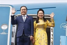 El presidente de la Asamblea Nacional de Vietnam, Tran Thanh Man, y su esposa parten de Hanói para asistir la 150ª Asamblea de UIP y visitar Uzbekistán y Armenia. (Foto: VNA)