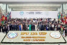 El presidente de la Asamblea Nacional de Vietnam, Nguyen Sinh Hung, titular de la UIP-132, se toma una foto con los delegados que asistieron al evento organizado en Hanói en 2015. (Foto: VNA)