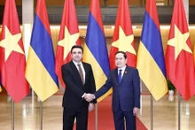 El presidente de la Asamblea Nacional, Tran Thanh Man, (derecha) y su homólogo de Armenia, Alen Simonyan, se toman una foto juntos, el 19 de noviembre de 2024. (Foto: VNA)