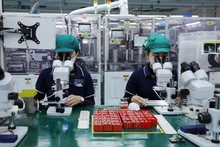 Fabricación de componentes electrónicos en la empresa Sumida de inversión japonesa en el Parque Industrial de Tinh Phong, provincia de Quang Ngai. (Foto: VNA)