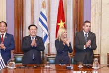 El presidente de la Asamblea Nacional, Vuong Dinh Hue, la presidenta del Senado de Uruguay, Beatriz Argimon, el presidente de la Cámara de Representantes, Sebastián Andujar (de izquierda a derecha) en la ceremonia de firma de acuerdo de cooperación. (Foto: VNA)