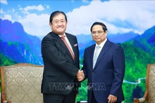El primer ministro de Vietnam, Pham Minh Chinh, y el presidente del grupo japonés Mitsui, Tatsuo Yasunaga. (Foto: VNA)