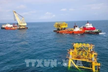 Vietsovpetro instala con éxito bloque superior de plataforma BK-23. (Foto: VNA)