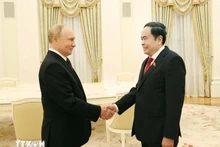 El presidente de la Asamblea Nacional de Vietnam, Tran Thanh Man (derecha), se reúne con el presidente de Rusia, Vladimir Putin. (Foto: VNA)