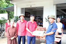 La filial de la Cruz Roja de Vietnam en la provincia de Ha Nam entrega donaciones para apoyar a las víctimas de las inundaciones derivadas del tifón. (Foto: VNA)