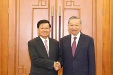 El secretario general del Partido Comunista y presidente de Vietnam, To Lam, y su homólogo laosiano, Thongloun Sisoulith. (Foto: VNA)
