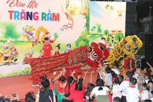  Los niños disfrutaron de espectáculos de danza del león. 