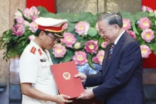 El secretario general del Partido Comunista de Vietnam y presidente del país, To Lam, entrega la decisión de nombrar como subjefe de la Fiscalía Popular Suprema a Ho Duc Anh. (Foto: VNA)