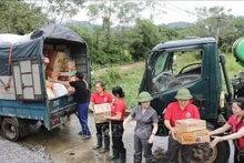 Voluntarios trasladan bienes esenciales a los afectados por el tifón Yagi. (Foto: VNA)