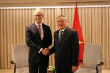 El viceprimer ministro de Vietnam Nguyen Hoa Binh y el director general del grupo Jardine Matheson, John Witt. (Foto: VNA)