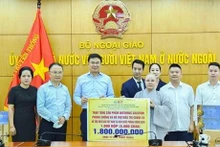 El viceministro de Relaciones Exteriores Pham Quang Dieu recibe donación del Centro de Cultura Budista de Vietnam en Corea del Sur. (Fotografía: VNA)