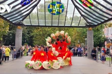 Actuación de danza de Non (sombrero cónico vietnamita), en el evento. (Fotografía: VOV)