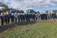 En el acto de inicio de construcción del complejo. (Fotografía: baoquocte.vn)