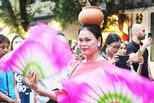 Colores culturales de la etnia Cham en la zona peatonal alrededor del lago Hoan Kiem