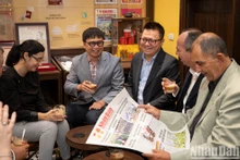 [Foto] Delegados del diario Granma disfrutan de café en estación de lectura de Nhan Dan