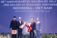 El vicepresidente del Comité Popular de Ciudad Ho Chi Minh Vo Van Hoan y el expresidente del país Truong Tan Sang reciben flores del embajador de Indonesia en Vietnam, Denny Abdi, y del cónsul general indonesio en la ciudad, Agustaviano Sofjan. (Foto: VNA)