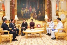 El presidente de la Asamblea Nacional de Vietnam, Vuong Dinh Hue, se reúne con el rey tailandés, Maha Vajiralongkorn. (Foto: VNA)