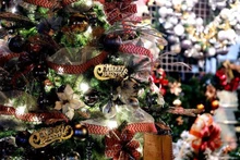 Artículos decorativos para la Navidad en la calle Hang Ma. (Foto: VNA)